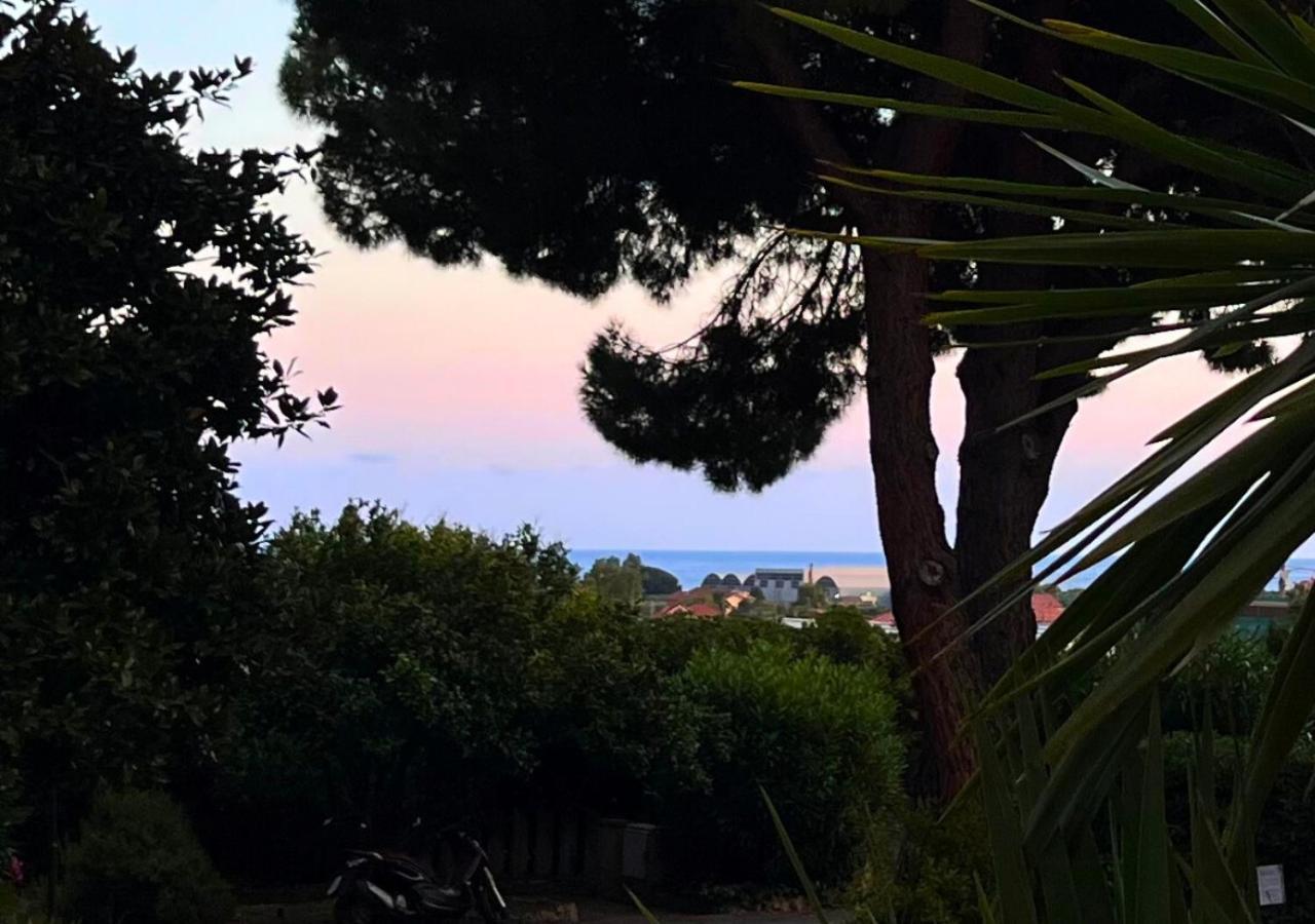 La Luna E Il Falo Ceriale Extérieur photo